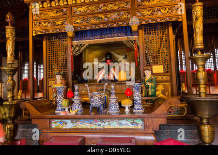 Un autel à Chenghuang Miao ou Temple du dieu de la ville dans les jardins de Yu Yuan bazar Shanghai, Chine Banque D'Images