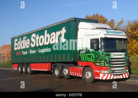 Un Scania R440 unité tracteur et remorque dans Eddie Stobart livery à Leicester, Leicestershire, Angleterre Banque D'Images