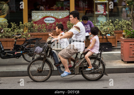 Une famille rides un scooter électrique Shanghai, Chine Banque D'Images