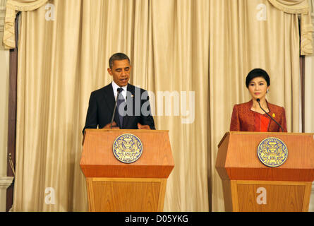 Bangkok, Thaïlande. 18 novembre , 2012 . Au cours d'une conférence de presse conjointe à la suite de leur réunion bilatérale au Gouvernement thaïlandais Chambre. Obama a atterri en Thaïlande , l'intensification de son "diplomatique" de pivot vers l'Asie, dans une tournée qui va le faire l'histoire en visitant le Myanmar en vue d'encourager la réforme politique. Après son arrivée à l'aéroport de Bangkok Don Muang juste après 3pm, M. Obama a rencontré un groupe de responsables thaïlandais, y compris Sa Majesté le représentant du roi Gen Surayud Chulanond. La ré-élu président et son entourage s'est ensuite réuni 600 membres du personnel de l'ambassade et plus tard visité le Wat Pho Banque D'Images