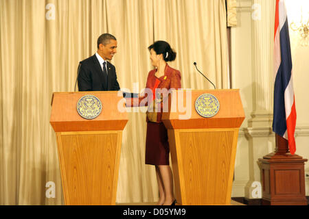 Bangkok, Thaïlande. 18 novembre , 2012 . Au cours d'une conférence de presse conjointe à la suite de leur réunion bilatérale au Gouvernement thaïlandais Chambre. Obama a atterri en Thaïlande , l'intensification de son "diplomatique" de pivot vers l'Asie, dans une tournée qui va le faire l'histoire en visitant le Myanmar en vue d'encourager la réforme politique. Après son arrivée à l'aéroport de Bangkok Don Muang juste après 3pm, M. Obama a rencontré un groupe de responsables thaïlandais, y compris Sa Majesté le représentant du roi Gen Surayud Chulanond. La ré-élu président et son entourage s'est ensuite réuni 600 membres du personnel de l'ambassade et plus tard visité le Wat Pho Banque D'Images