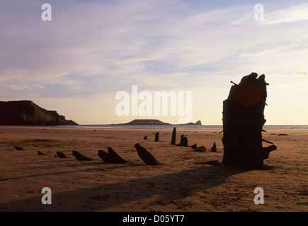 Helvetia naufrage au coucher du soleil, à la plage de Rhossili à Tête du ver, la péninsule de Gower Swansea County South Wales UK Banque D'Images