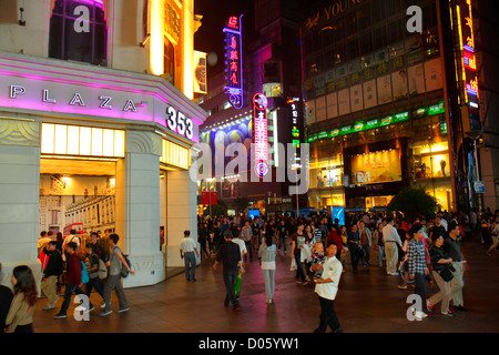 Shanghai Chine, quartier chinois de Huangpu, East Nanjing Road, centre commercial piétonnier, shopping shopper shoppers magasins marché achats, vente au détail St Banque D'Images