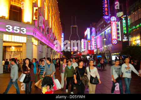 Shanghai Chine, quartier chinois de Huangpu, East Nanjing Road, centre commercial piétonnier, shopping shopper shoppers magasins marché achats, vente au détail St Banque D'Images