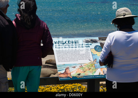 San Simeone, Hearst state park. Éléphant de Boardwalk. Affichage des touristes les joints. Signe d'interprétation. Banque D'Images