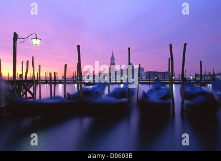 San Giorgio Maggiore vue depuis l'aube des gondoles Molo Venice floue Vénétie Italie Banque D'Images