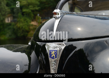 Calandre d'une voiture Peugeot 203 noir foncé Banque D'Images