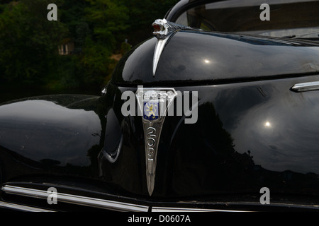 Calandre d'une voiture Peugeot 203 noir foncé Banque D'Images