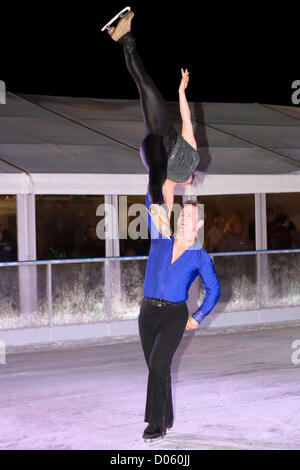 Cambridge, UK. 18 novembre 2012. Cambridge : Kyran Bracken 18.11.2012 danse avec un membre de la fédération de toutes les Stars au pôle Nord de la préforme, Cambridge. Banque D'Images