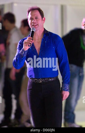 Cambridge, UK. 18 novembre 2012. Cambridge : Kyran Bracken 18.11.2012 danse avec un membre de la fédération de toutes les Stars au pôle Nord de la préforme, Cambridge. Banque D'Images