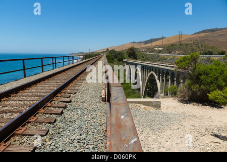 À Arroyo Hondo Creek Bridge, au nord de Santa Barbara. Union Pacific Railroad bridge et old road bridge. Banque D'Images