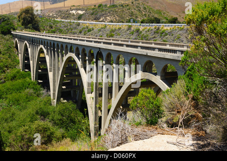 Arroyo Hondo Creek Bridge, au nord de Santa Barbara. Pont du chemin de béton historique (ancienne années 30, l'autoroute Un pont). Banque D'Images
