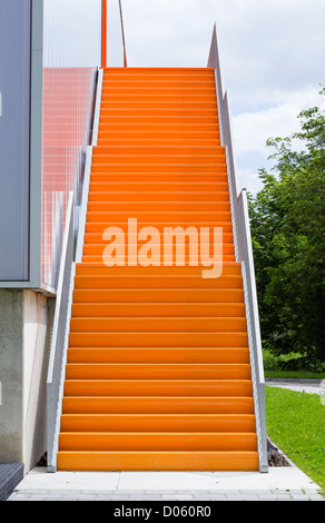 Escalier acier orange sur l'extérieur d'un bâtiment Banque D'Images