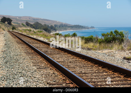 Arroyo Hondo Creek Bridge, au nord de Santa Barbara. Union Pacific Railroad track sur falaise. Banque D'Images