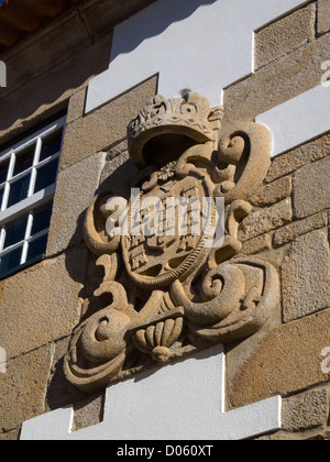 Pierre Royal Crest sur le igrejda da Misericórdia (l'église de la miséricorde) à Torre de Moncorvo, Portugal Banque D'Images