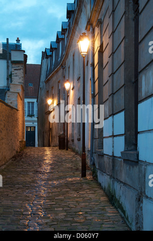 Ruelle aux chats (Cat Alley). Une sombre ruelle déserte dans les petites rues de Montlhery, une ville satellite dans la banlieue sud de Paris. La France. Banque D'Images