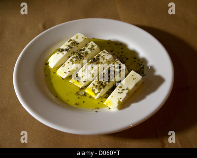 Assiette de fromage blanc frais (queijo fresco) avec l'origan et l'huile d'olive comme hors-d Banque D'Images