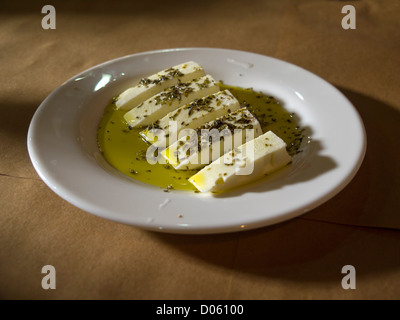 Assiette de fromage blanc frais (queijo fresco) avec l'origan et l'huile d'olive comme hors-d Banque D'Images