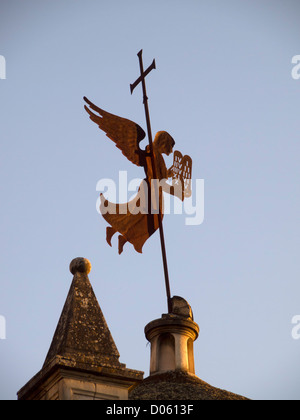 Angel sillhouette girouette sur le dessus d'une église Banque D'Images