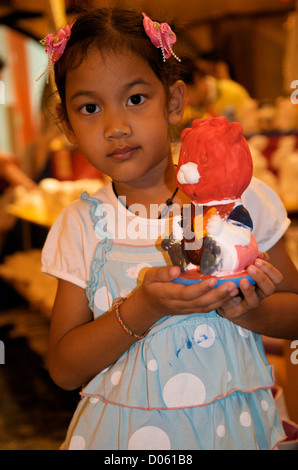 Jeune fille thaïe détient la main peinte Noël décoration, Bangkok, Thaïlande. crédit : Kraig Lieb Banque D'Images
