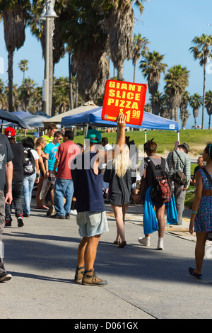 Venice Beach, Californie, la station balnéaire - la plage côté-promenade et randonnée-chemin de planche à roulettes. Pizza Slice géant de la publicité. Banque D'Images