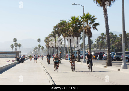 Santa Monica, Californie, la station balnéaire - la plage côté-promenade et randonnée-chemin de planche à roulettes. Banque D'Images