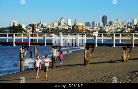 Un couple en train de marcher le long de la plage de Crissy Field, San Francisco CA Banque D'Images