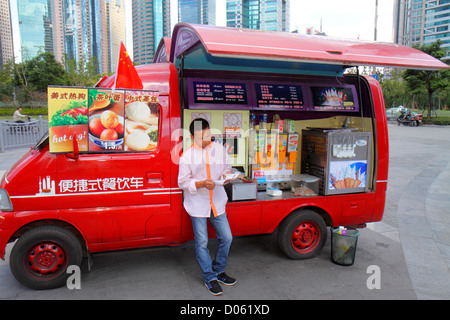 Shanghai Chine, quartier financier chinois de Pudong Lujiazui, Century Avenue, mobile, vendeurs stall stands stands stand stands marché, snacks, encas Banque D'Images