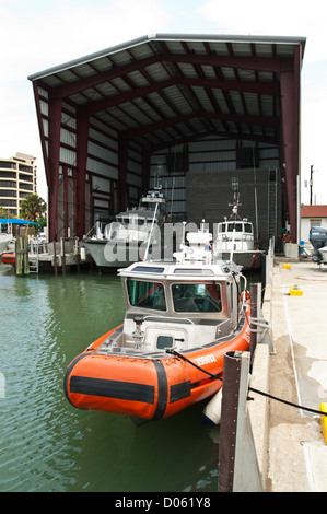 US Coast Guard bateaux amarrés dans la gare maritime, Port Aransas Texas Banque D'Images