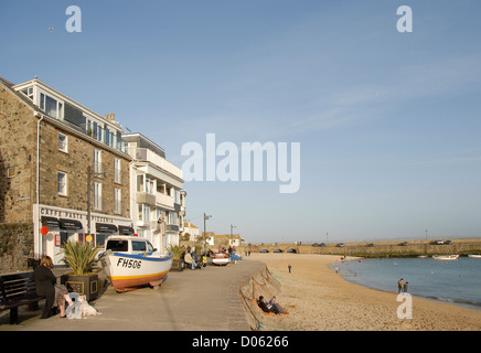 Les gens le long de promenade et de la plage, port, St Ives, Cornwall, England, UK Banque D'Images