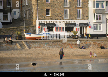 Les gens le long de promenade et de la plage, port, St Ives, Cornwall, England, UK Banque D'Images