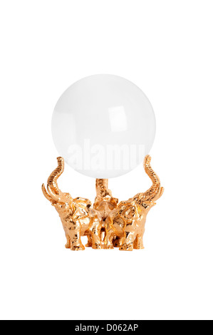 Une vraie boule de cristal sur un stand de l'éléphant d'or isolé sur blanc. Banque D'Images