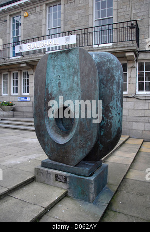 Barbara Hepworth sculpture en face de Guildhall, informations touristiques, St Ives, Cornwall, England, UK Banque D'Images