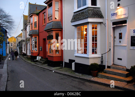 Rue avec restaurants et galeries, crépuscule, littoral, ville côtière, St Ives, Cornwall, England, UK Banque D'Images