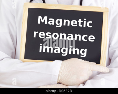 Médecin affiche des informations : imagerie par résonance magnétique Banque D'Images