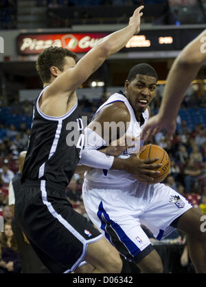 18 novembre 2012 - Los Angeles, CA, USA - l'ailier des Sacramento Kings Jason Thompson (34) tente de passer devant les filets de Brooklyn avant Kris Humphries (43) au cours du premier semestre le 18 novembre 2012 à Sleep Train Arena de Sacramento, Californie (Image Crédit : © Paul Kitagaki Jr/Sacramento Bee/ZUMAPRESS.com) Banque D'Images