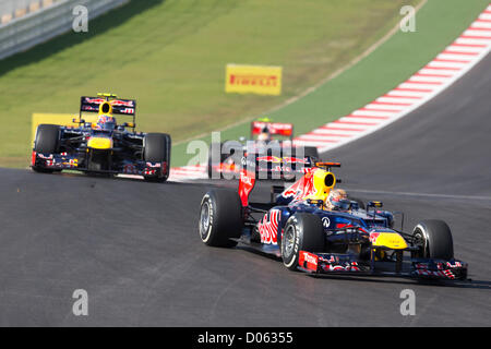 L'allemand Sebastian Vettel F1 (r) dans le premier virage à l'inaugural United States Grand Prix sur le circuit des Amériques Banque D'Images