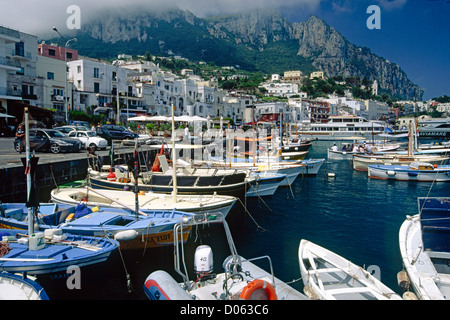 Petits bateaux de pêche dans un port, Marina Grande, Capri, Campanie, Italie Banque D'Images