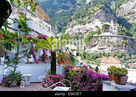 Vue panoramique à partir d'une terrasse, l'hôtel Poseidon, Positano, Campanie, Italie Banque D'Images