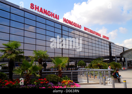 Shanghai Chine, quartier chinois de Changning, aéroport de Hongqiao, terminal 2, SHA, panneau, langue anglaise, bilingue, extérieur, extérieur, extérieur, extérieur, avant, entrée Banque D'Images