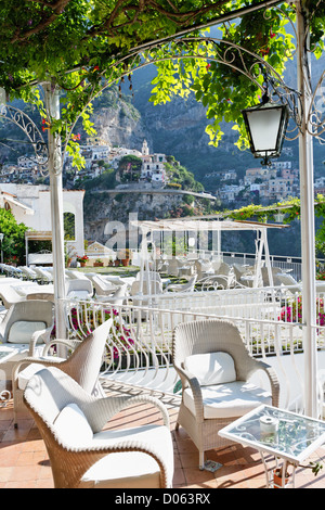 Meubles en osier sur un patio, l'hôtel Posedon, Positano, Campanie, Italie Banque D'Images