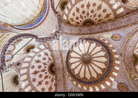 Vue de l'intérieur de la Mosquée Bleue et la coupole principale. Mosquée Sultan Ahmed, Istanbul, Turquie Banque D'Images