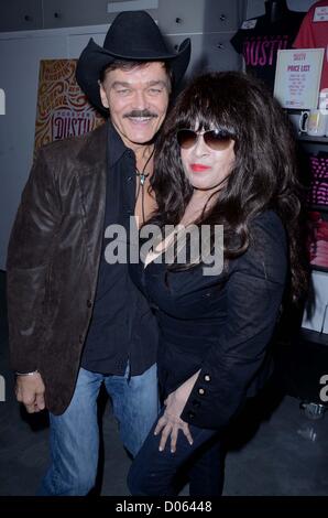 Randy Jones de Village People, Ronnie Spector aux arrivées de nuit ouverture poussiéreux pour toujours sur Broadway, New World Stages (stade 5), New York, NY 18 Novembre, 2012. Photo par : Derek Storm/Everett Collection Banque D'Images