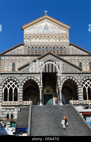 Low Angle View de la cathédrale Saint André, Côte Amalfitaine, Campanie, Italie Banque D'Images