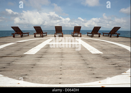 Chaises de pont sur l'océan face à l'Héliport Banque D'Images