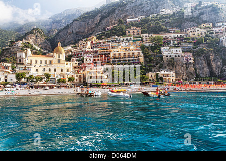 Low Angle View of Positano à partir de la mer, Côte Amalfitaine, Campanie, Italie Banque D'Images