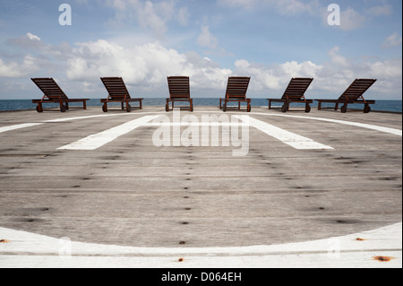 Chaises de pont sur l'océan face à l'Héliport Banque D'Images