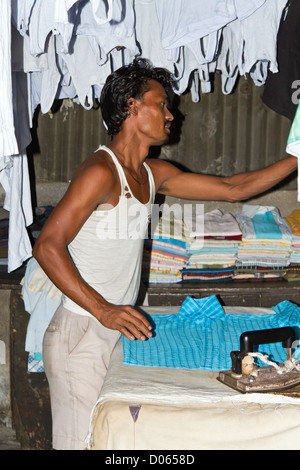 Blanchisseur au travail à l'air libre de Blanchisserie Dhobi Ghat à Mumbai, Inde Banque D'Images