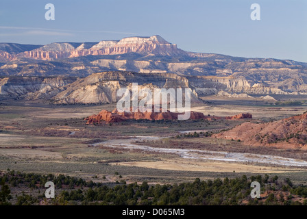 Port de rivière qui coule à travers le désert de Grand Staircase - Escalante National Monument dans le sud de l'Utah. Banque D'Images