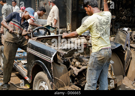 Démantèlement d'un vieux millésime en Taxi Chor Bazaar à Mumbai, Inde Banque D'Images